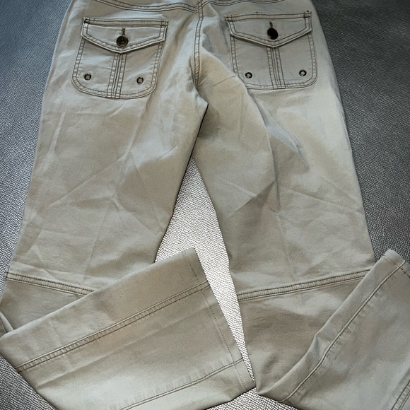 B By Burton women’s cargo pants khaki size 4 button front - Picture 3 of 3